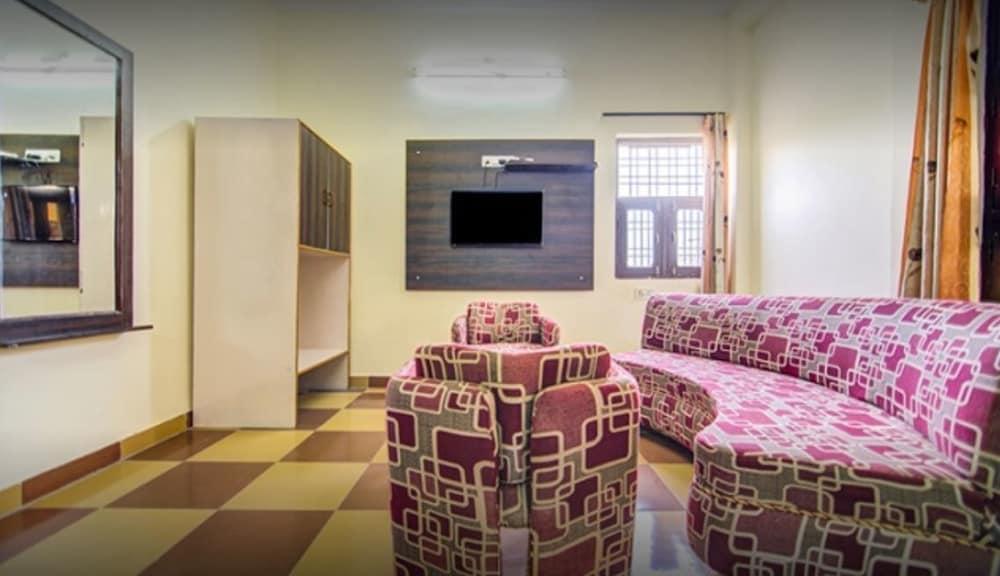 Hotel Goyal Inn - Living Room