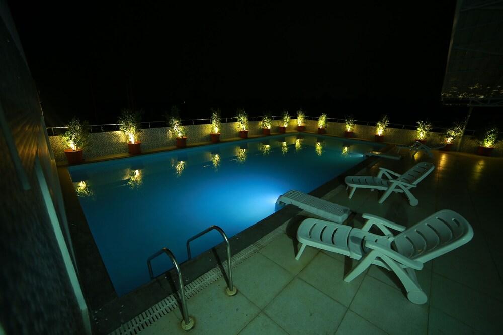 Nakshatra Emerald Inn - Rooftop Pool