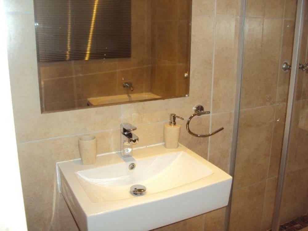 فيلا لا فيدا-سيلف-كايترينج هاوس - Bathroom Sink