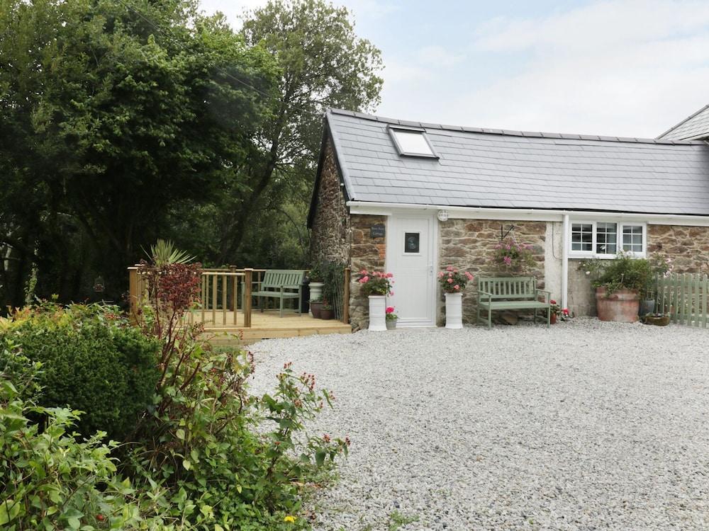 Barn Acre Cottage - Featured Image