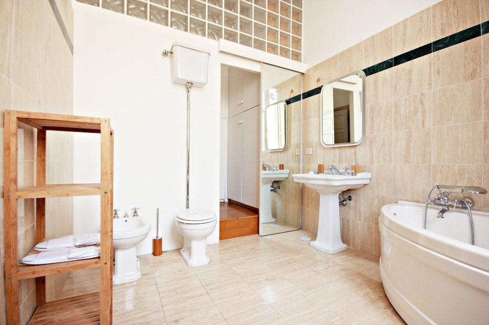 Wonder Privacy & Charm - Bathroom