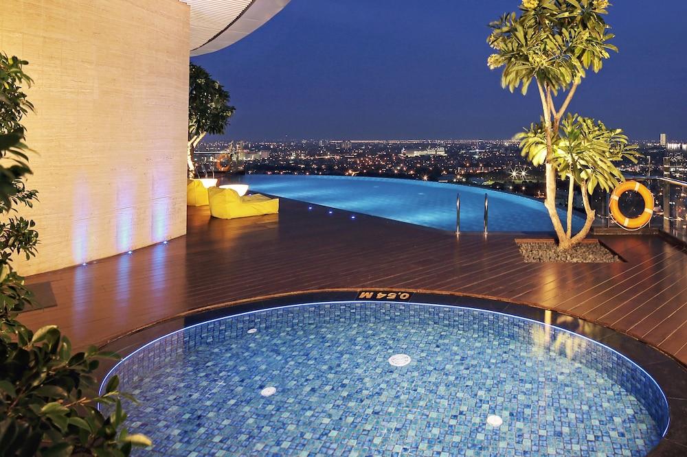 Hotel Ciputra World Surabaya managed by Swiss-Belhotel International - Rooftop Pool