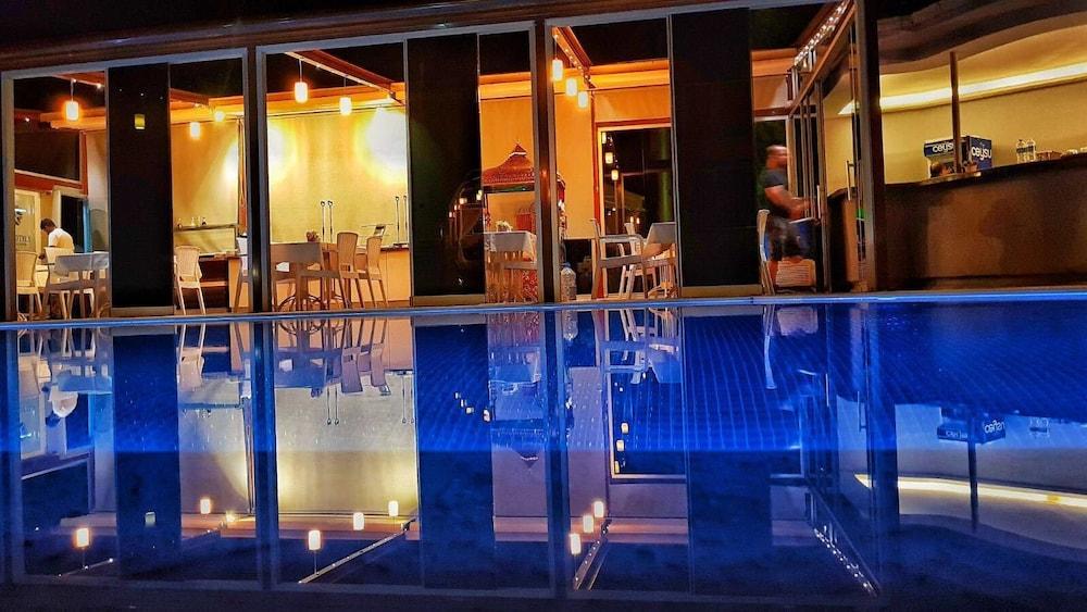 Evra Halal Boutique Hotel - Outdoor Pool