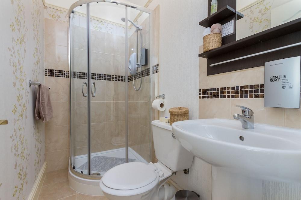 فندق ذا بيتشكليف - للنزلاء الذين تزيد أعمارهم عن 35 عامًا فقط - Bathroom