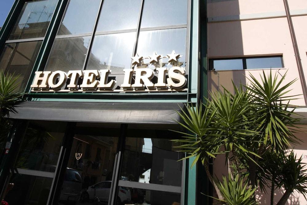 Hotel Iris - Featured Image