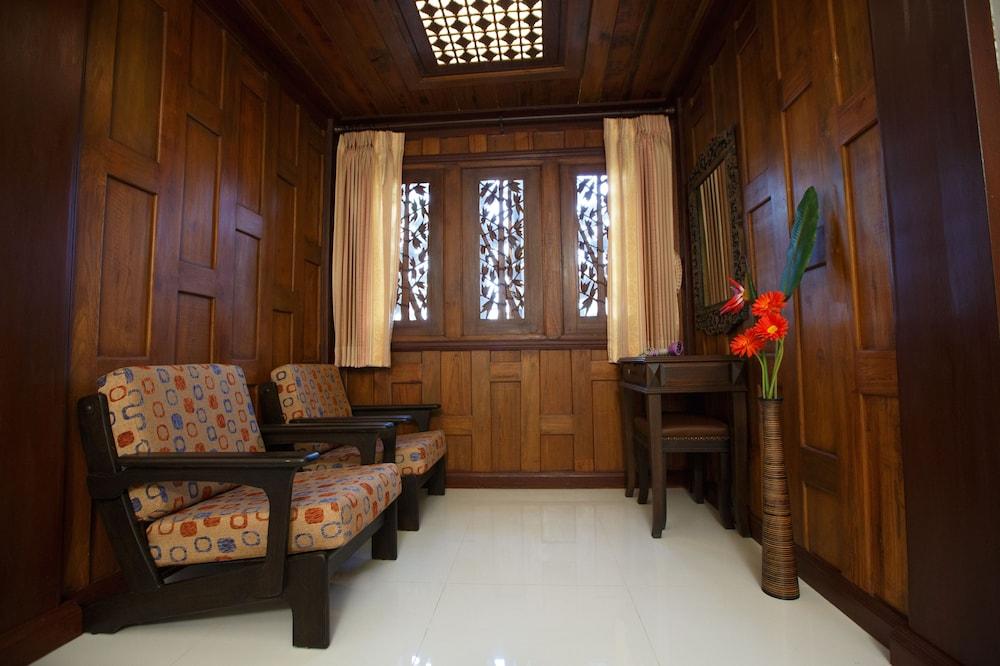 Chang Siam Inn - Lobby Sitting Area