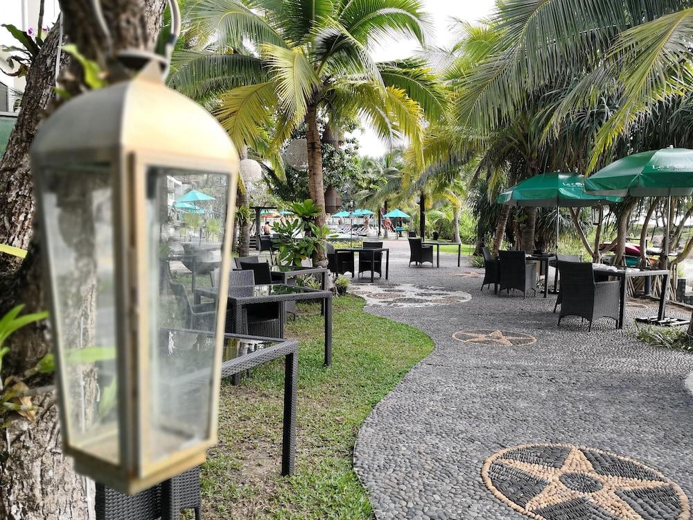 Le Coral Beach Resort and Cafe - Property Grounds