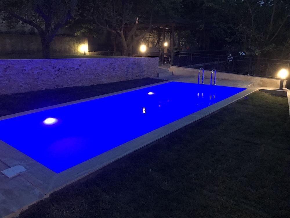 يابراك داغ إفي - Outdoor Pool