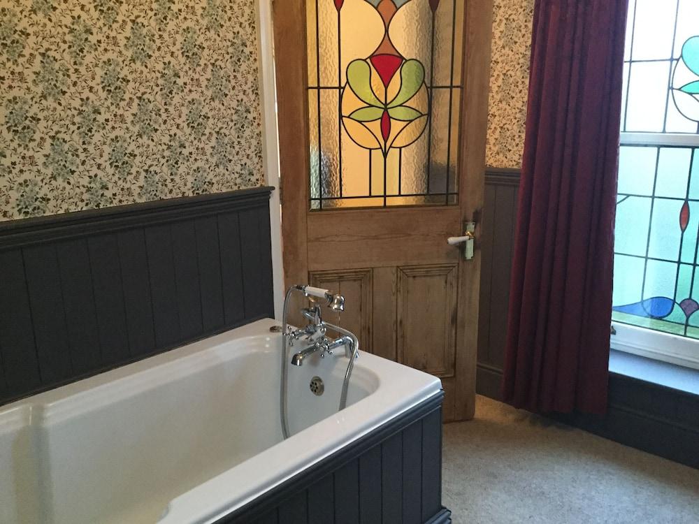Llwyn Country House - Bathroom