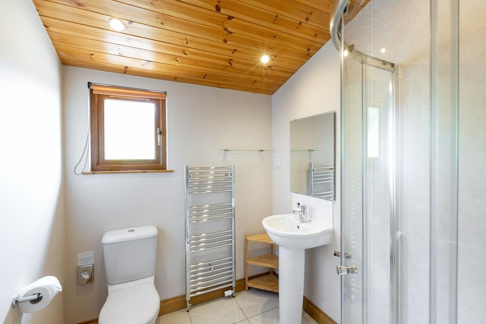 Woodpecker Lodge With Hot Tub Near Cupar, Fife - Bathroom
