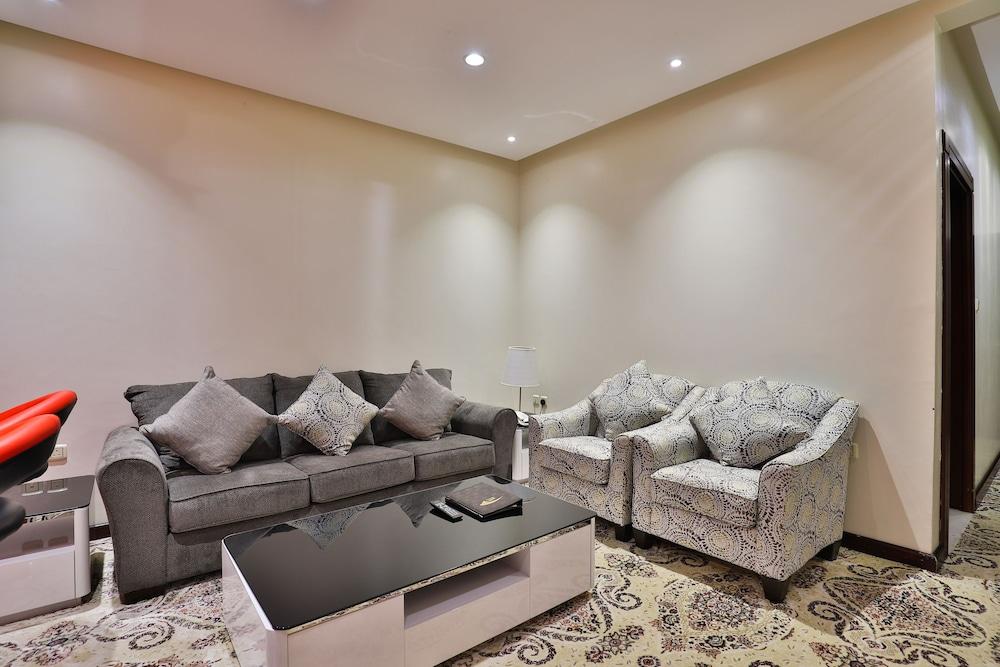 OYO 297 Devoli Casa Furnished Suites - Living Room