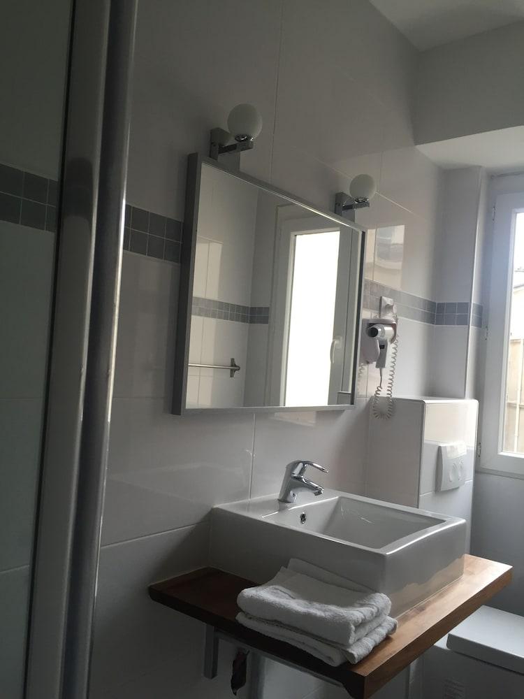 Lux Hotel - Bathroom Sink