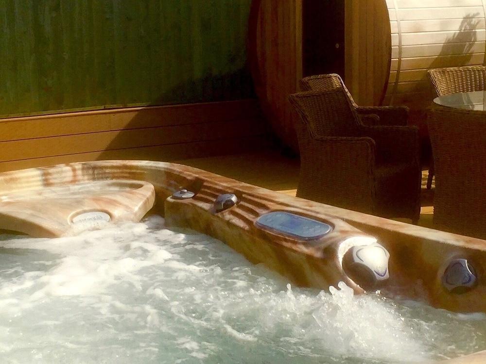 أولد رادنور بارن - Outdoor Spa Tub