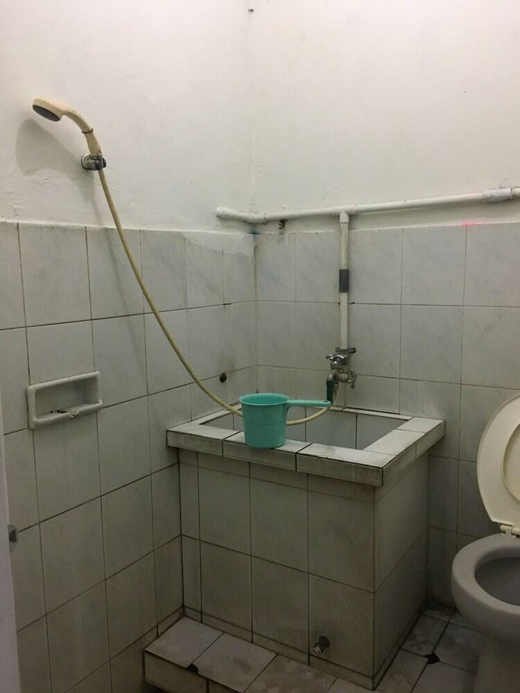 Hotel Matahari - Bathroom