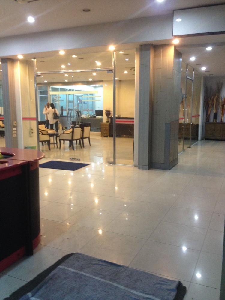 Mall Suites Hotel - Interior Entrance