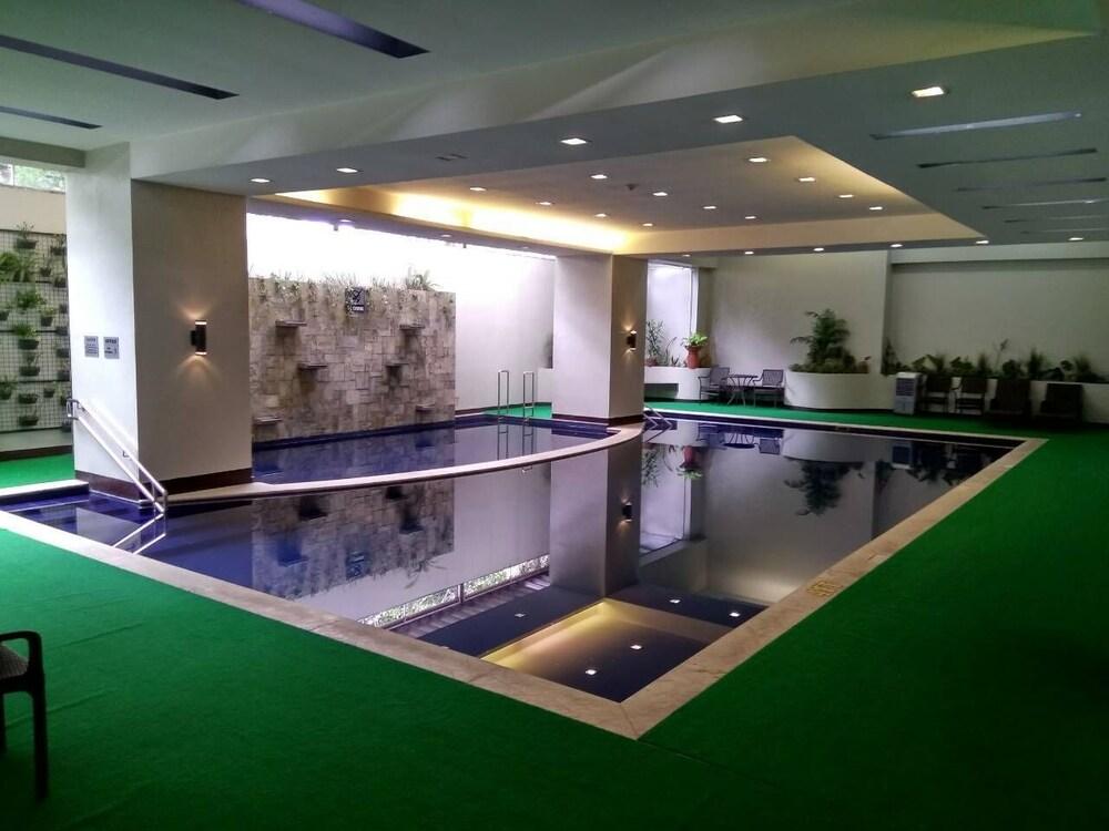 ميلينيا سويتس - Indoor Pool