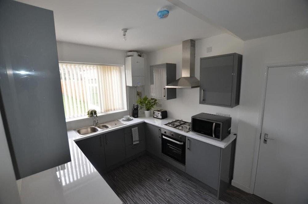 Beautiful 3-bed House in Wolverhampton - Featured Image
