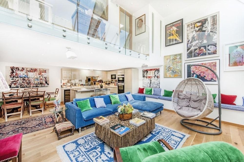 Chelsea Art Apartment - Living Room