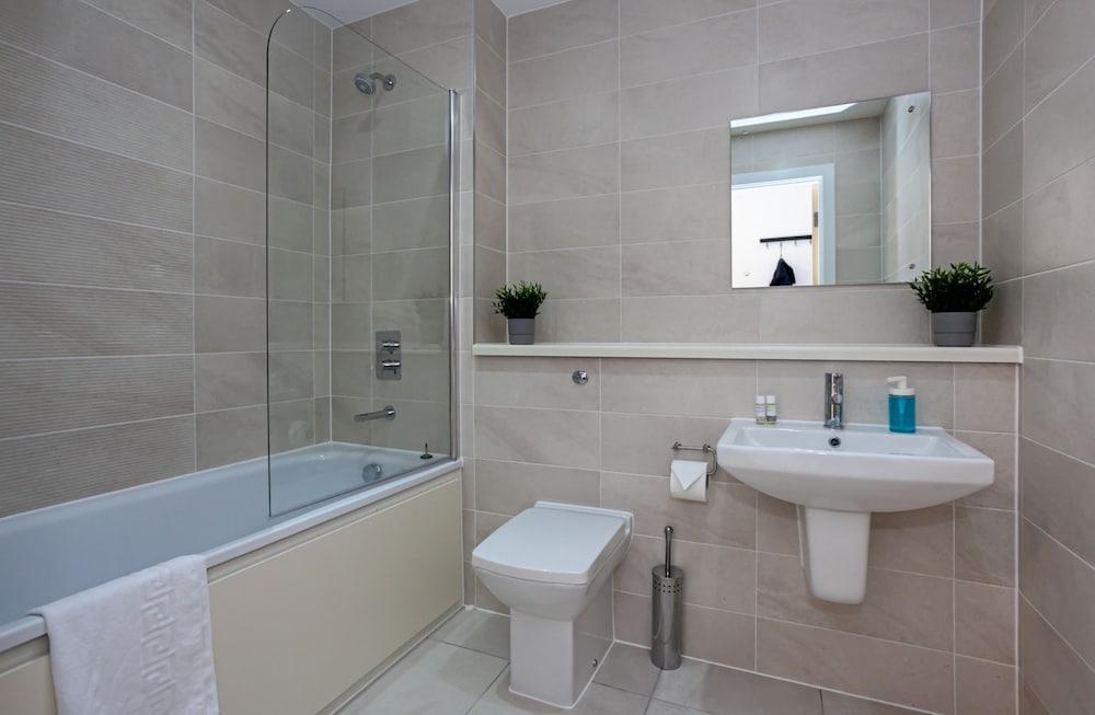 X1 Apartments Salford Quays - Bathroom