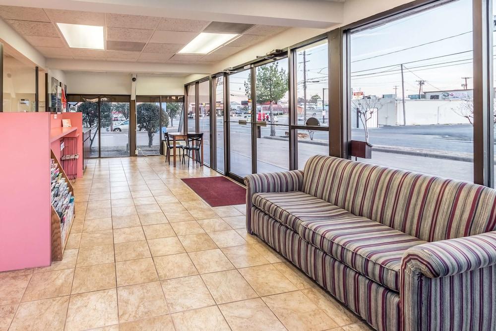 Motel 6 Arlington, TX - UTA - Lobby Sitting Area