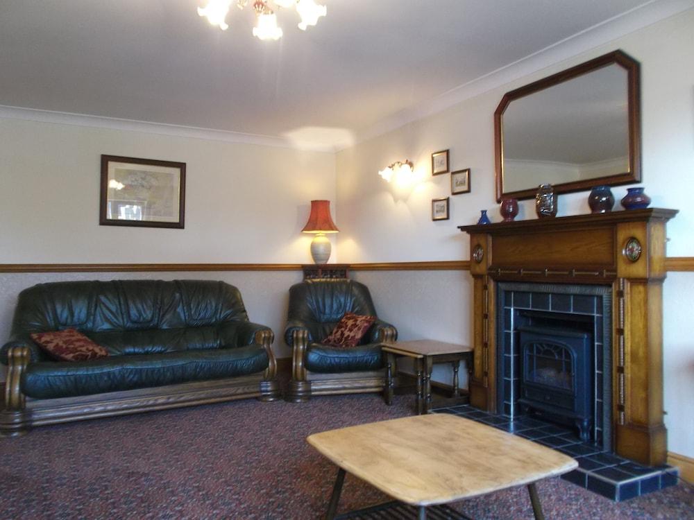 Enfield House and Cottages - Living Area