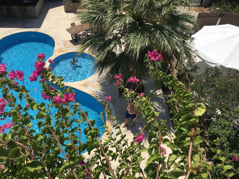 Villanaz Apart Hotel - Outdoor Pool