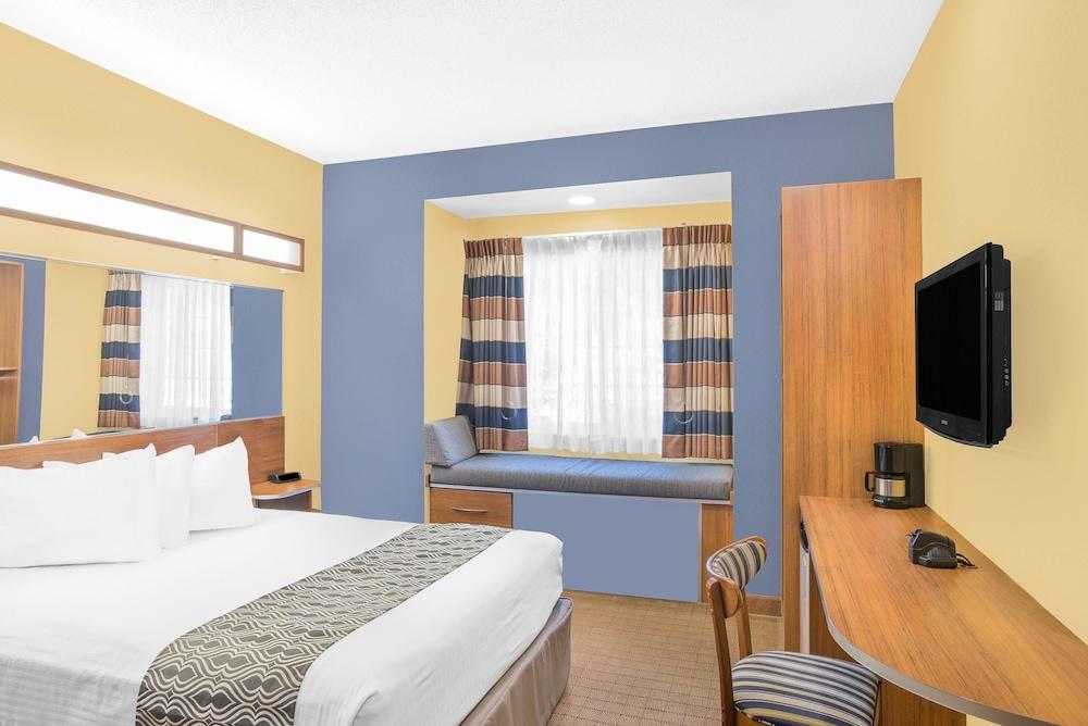 Microtel Inn & Suites by Wyndham Chili/Rochester Airport - Room