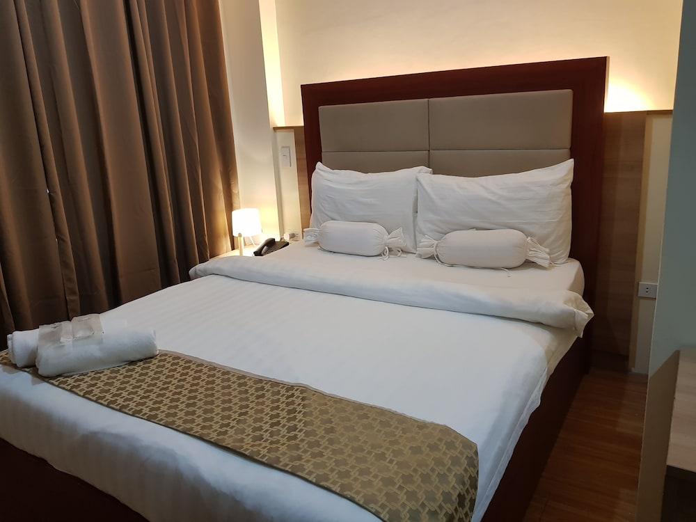 Sleep and Stay Hotel - Room