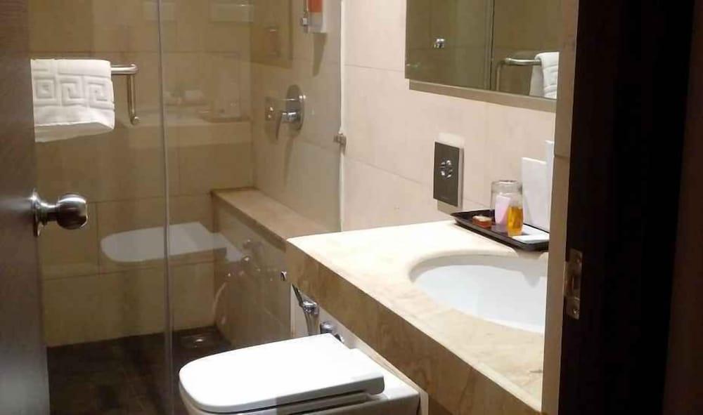 Hotel Grandeur - Bathroom