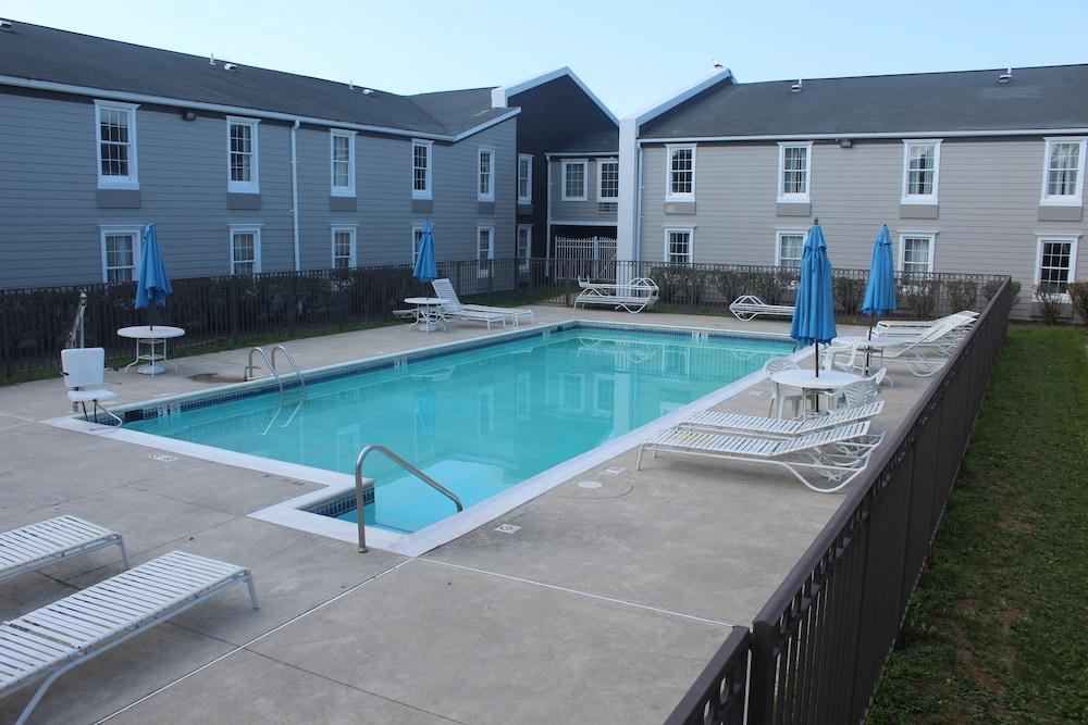 Clarion Hotel & Conference Center Leesburg - Outdoor Pool