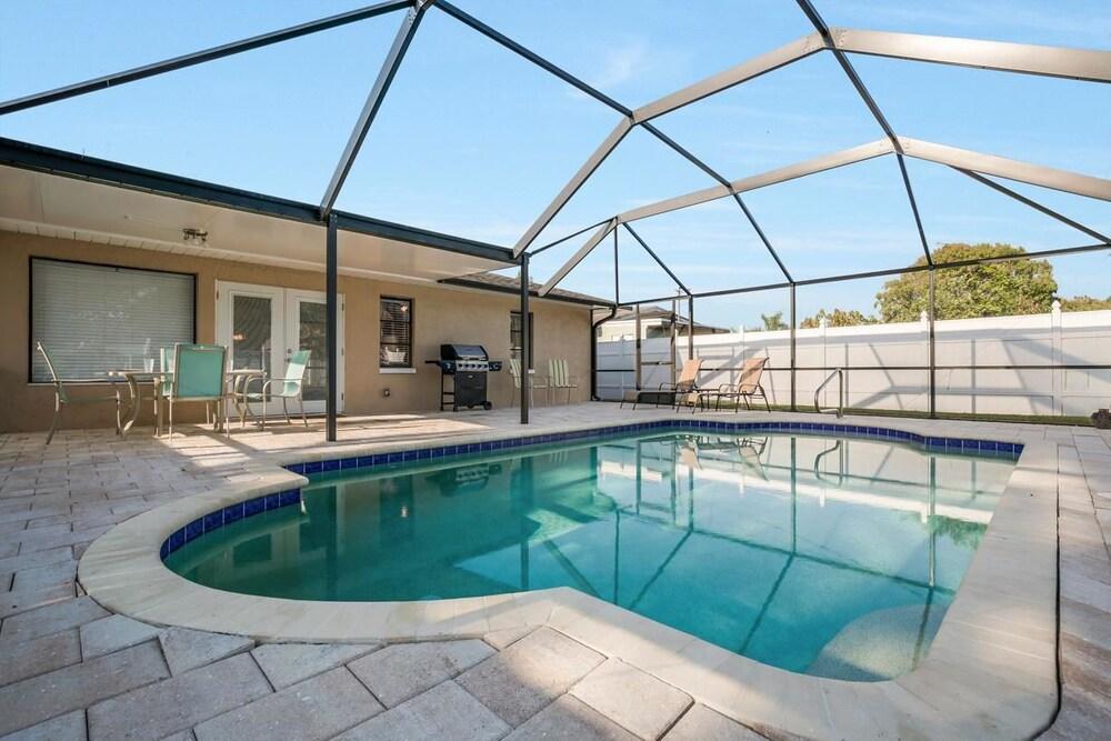 NP97th 689 3 Bedroom Holiday Home by Marco Naples Vacation Homes - Outdoor Pool
