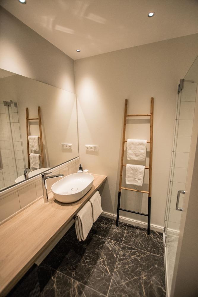 ÜberFluss Apartments - Bathroom