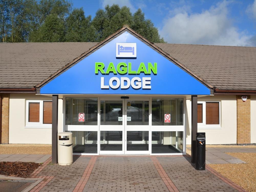 Raglan Lodge - Featured Image
