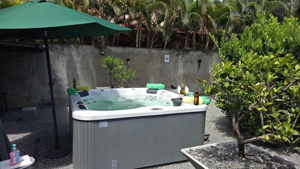 Palms Villa - Outdoor Spa Tub