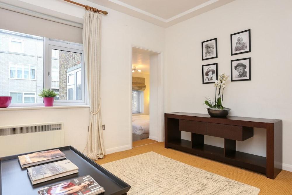 1 Bedroom Flat in South Kensington - Room