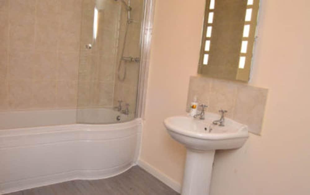 Cotswolds Valleys Accommodation-Stony Hs - Bathroom