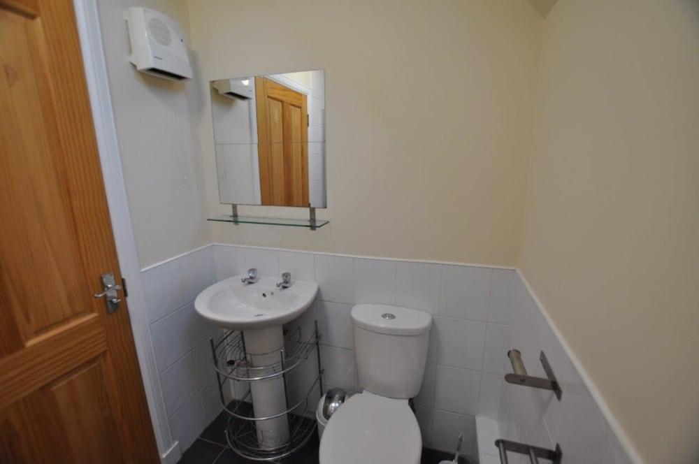 4 Varis Apartments - Bathroom