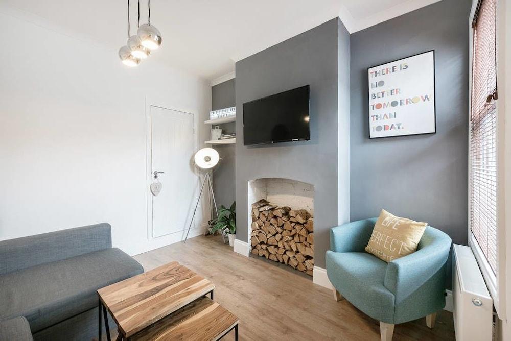 Cambridge House Luton - Inhabit Short Stays - Living Room