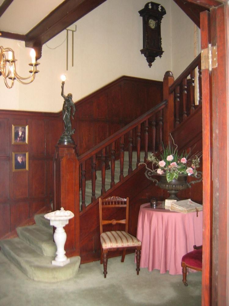Villa Victoria Executive Guest House - Interior Entrance