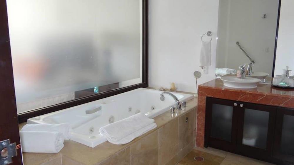 Unlimited Luxury CARRILLO'S Condo - Bathroom