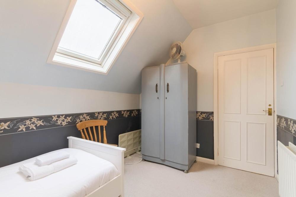 Cosy 3 Bedroom Detached House West Finchley - Room
