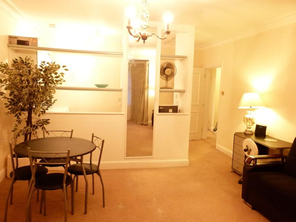 SS Property Hub - Central London Family Apartment - In-Room Dining