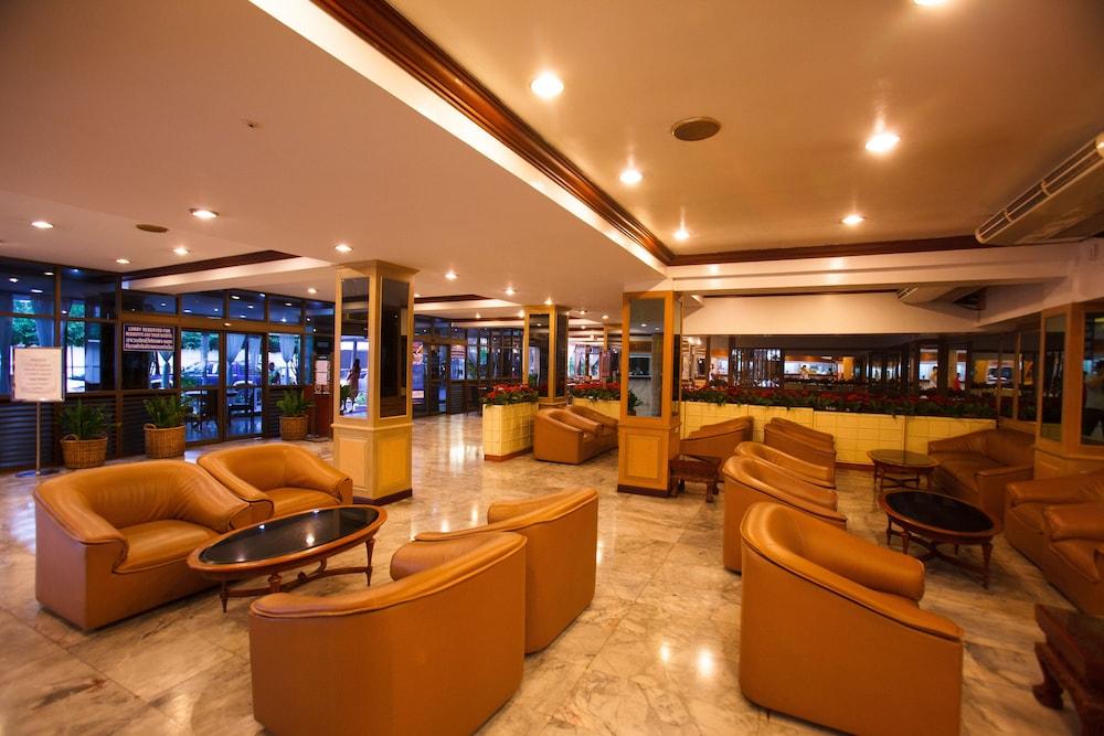Nana Hotel - Lobby Sitting Area