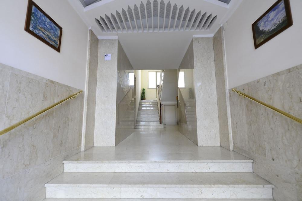 Rome Inn - Interior Entrance