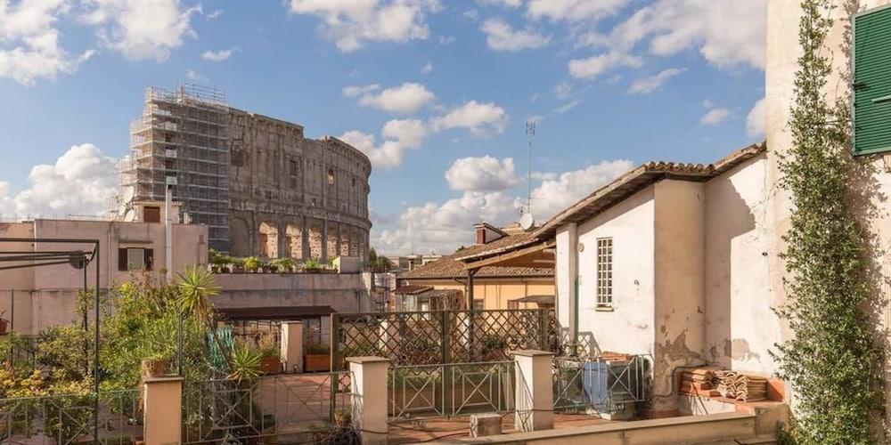 Colosseo view Suite - Featured Image