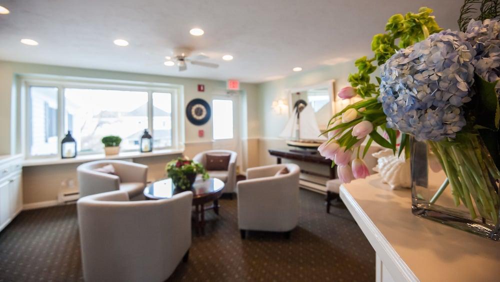The Inn At Scituate Harbor - Lobby Sitting Area