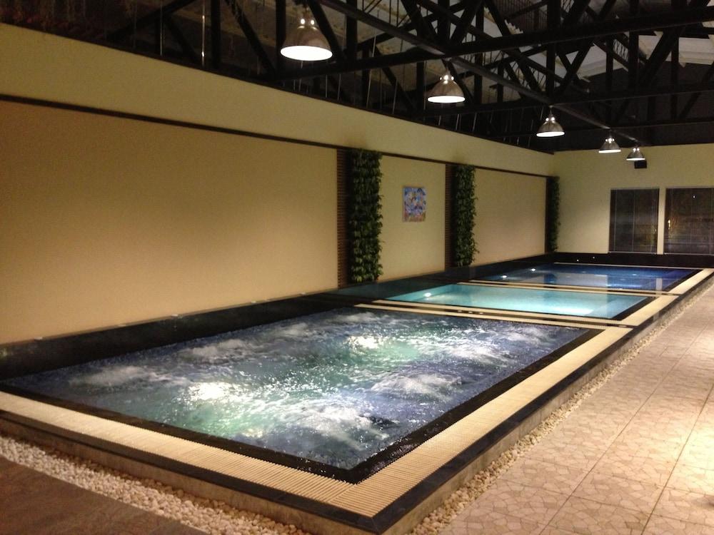 Siam Paradise Entertainment Complex - Indoor Spa Tub