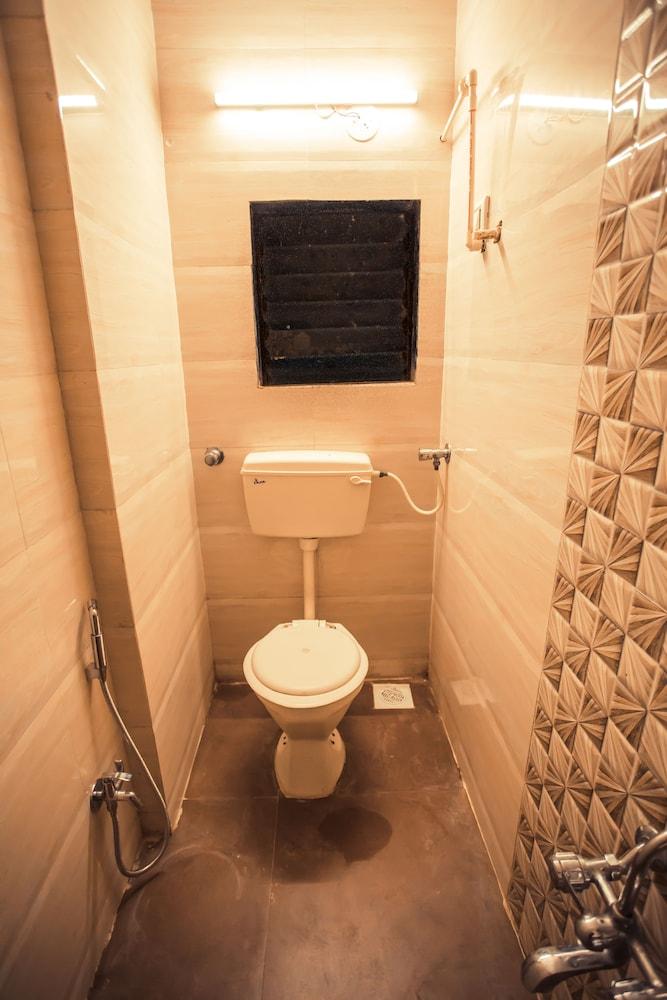 Hotel Mahalaxmi - Bathroom