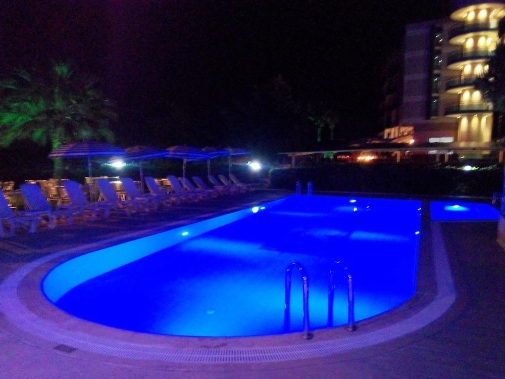 Art Hotel - Outdoor Pool