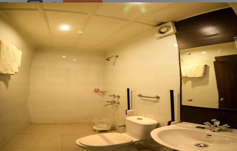 Hotel Sheela Towers - Bathroom